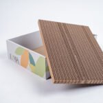 Gato descansando dentro de un rascador de carton para gatos LYMA de diseno minimalista