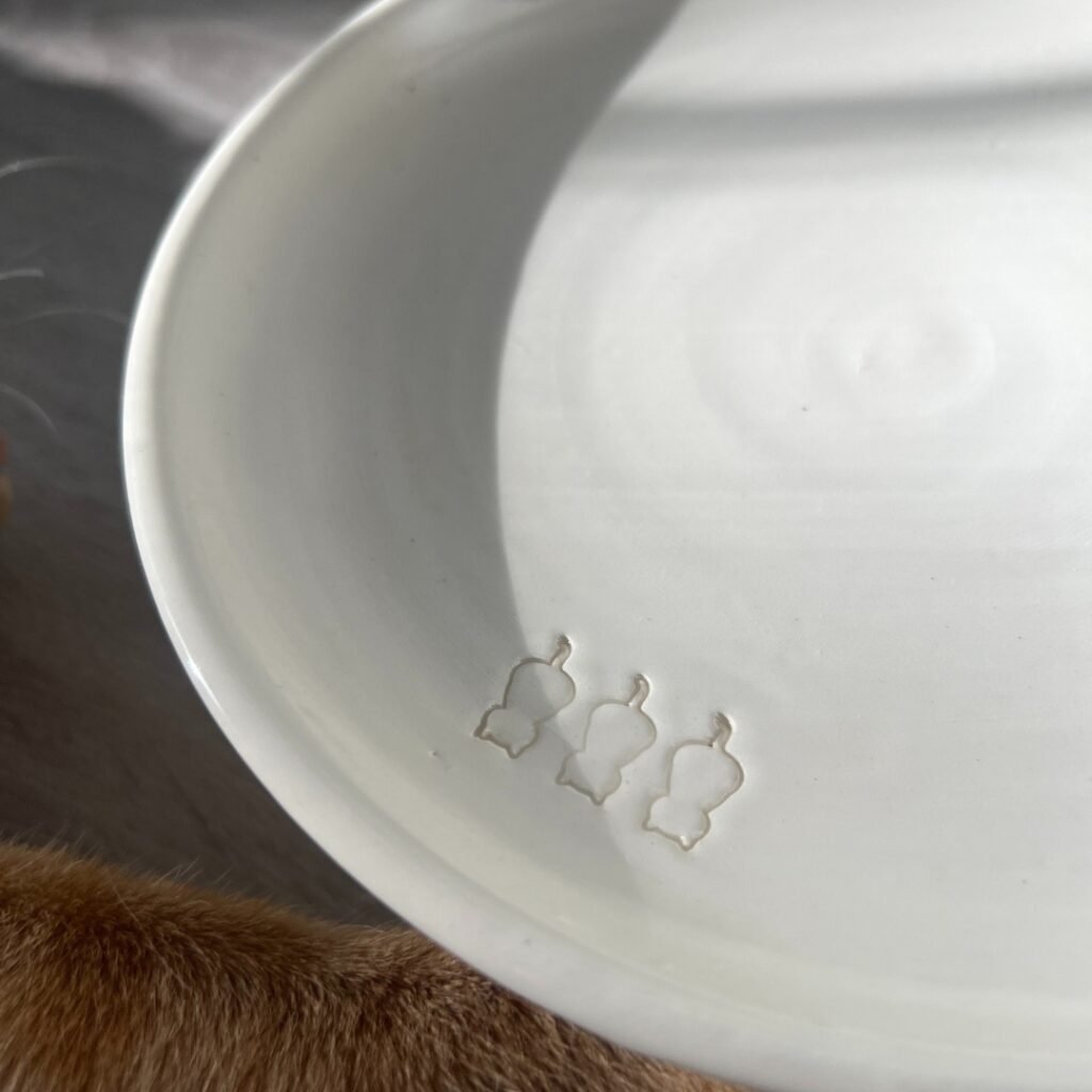 Plato Elevado Ceramica para Gatos LYMA | Antivomito - Ergonomico 21 detalle de plato elevado ceramica para gatos LYMA - color beige