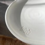 detalle de plato comedero elevado para gatos ceramica LYMA - color beige