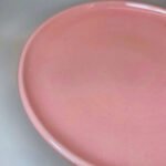 detalle de plato comedero elevado para gatos ceramica LYMA - rosa chicle