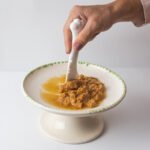 mezclando alimento en plato comedero elevado para gatos ceramica LYMA