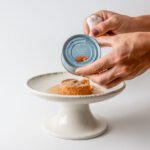 sirviendo comida en plato comedero elevado para gatos ceramica LYMA