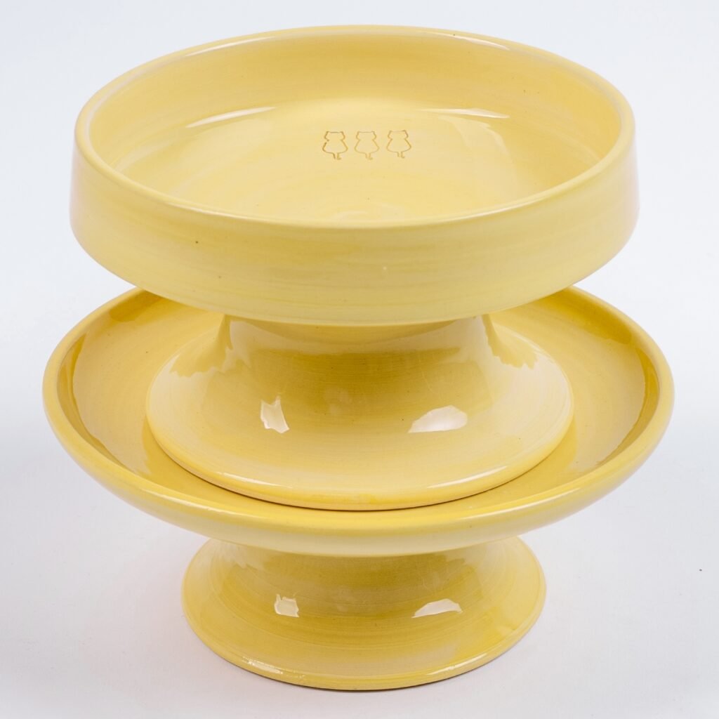 Detalle de color amarillo del set de comederos de ceramica para gatos LYMA