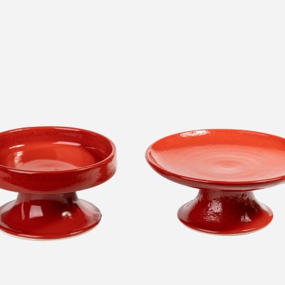 Set de comederos elevados de cerámica rojo para gatos, con diseño ergonómico y moderno.