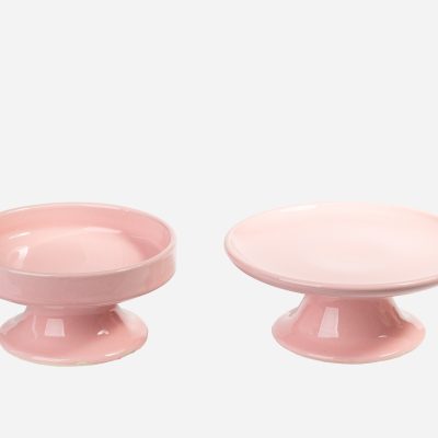 Set de comederos elevados de cerámica rosa para gatos, con diseño ergonómico y elegante.